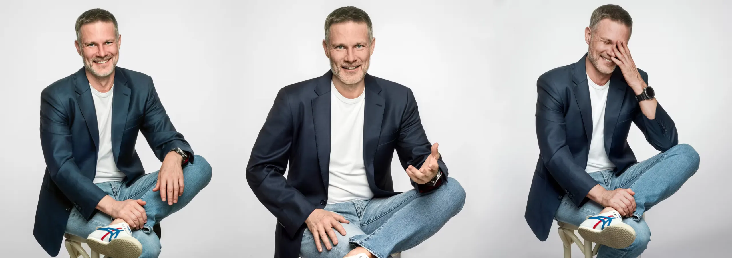 Piotr Urbanik – coach przywódców w trzech ujęciach portretowych, uśmiechnięty w granatowej marynarce na jasnym tle